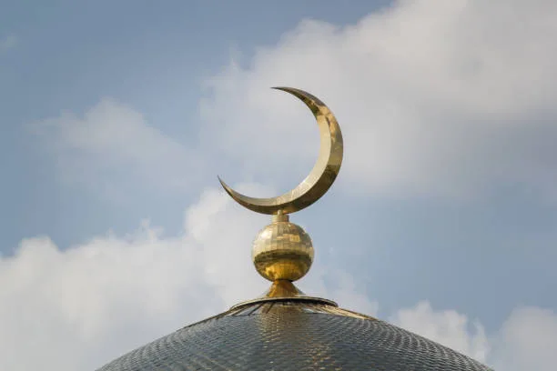 Ciel étoilé au crépuscule, symbole de sérénité et de recueillement