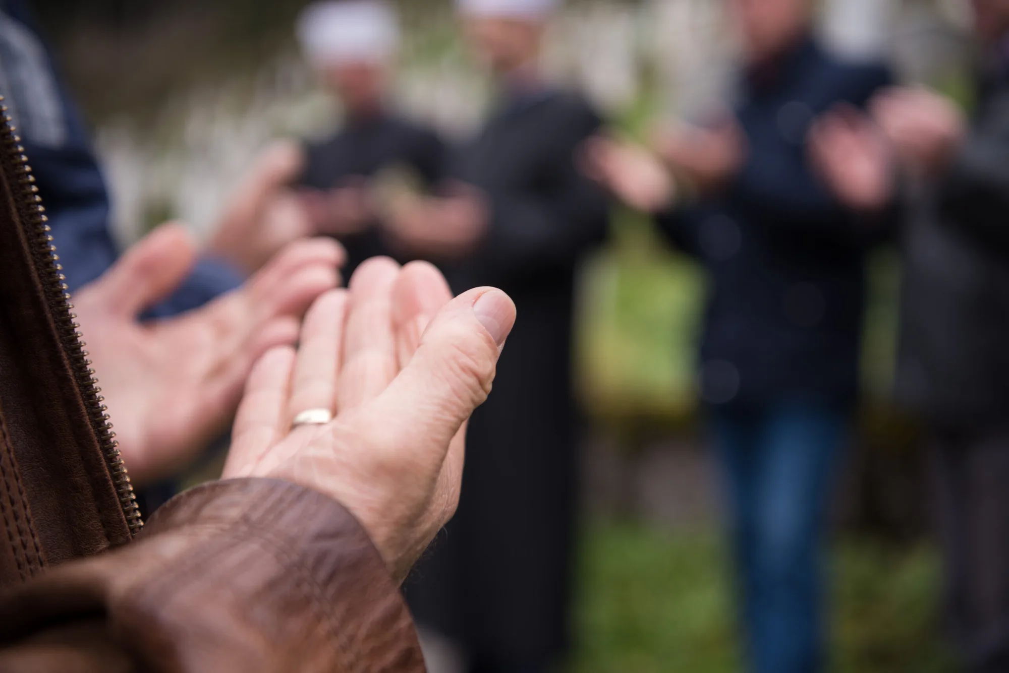Coran ouvert et chapelet, symboles de foi et de spiritualité musulmane