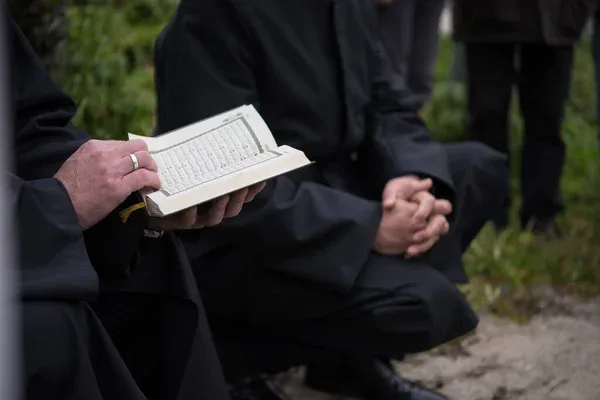 Mains ouvertes en position de doua, symbole de prévoyance et de spiritualité
