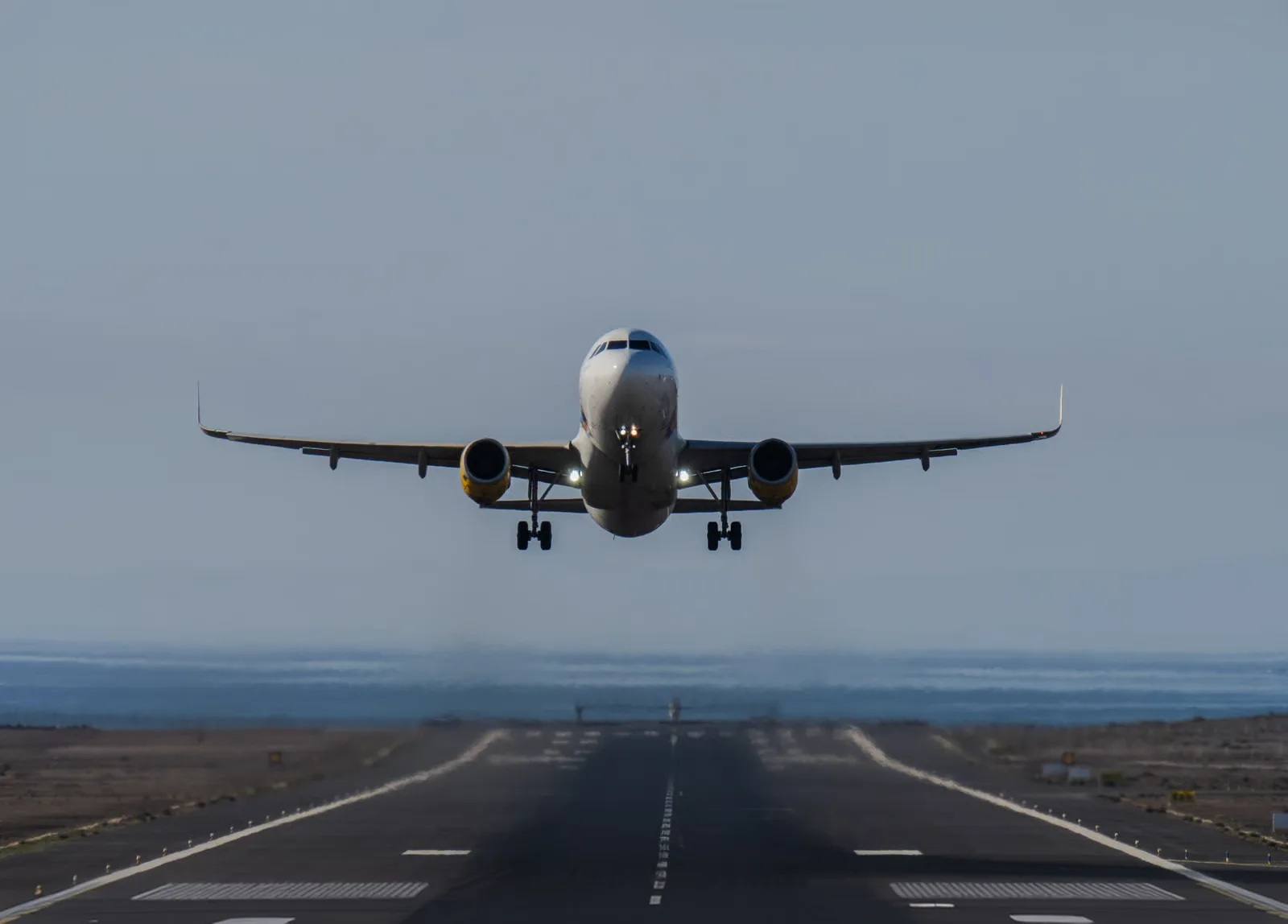 Avion survolant les nuages, symbole du rapatriement international